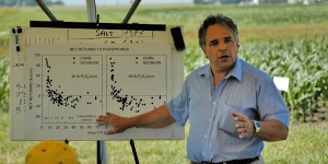 Agronomist Antonio Mallarino presents findings to a group at a farm plot